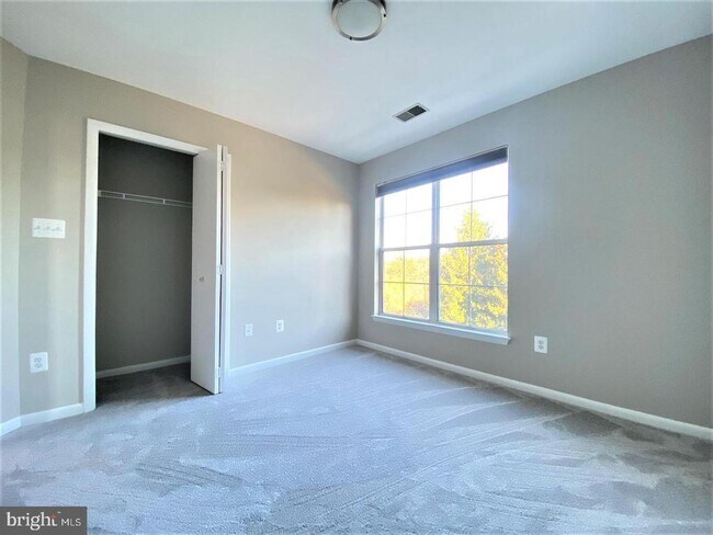 Building Photo - 44190 Mossy Brook Square