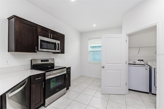 Building Photo - 1121 Deepwater Cir