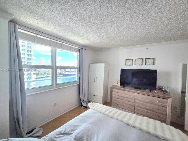 Building Photo - 1155 Brickell Bay Dr