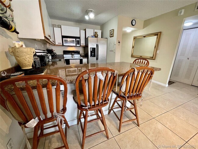 Building Photo - 8005 Lake Dr