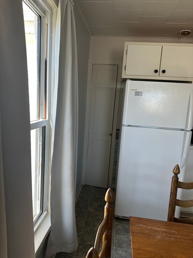 Building Photo - 4 Bedroom, 2 Bath farm house out in the Co...