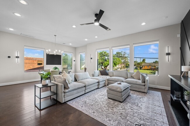 Building Photo - 717 Morris St