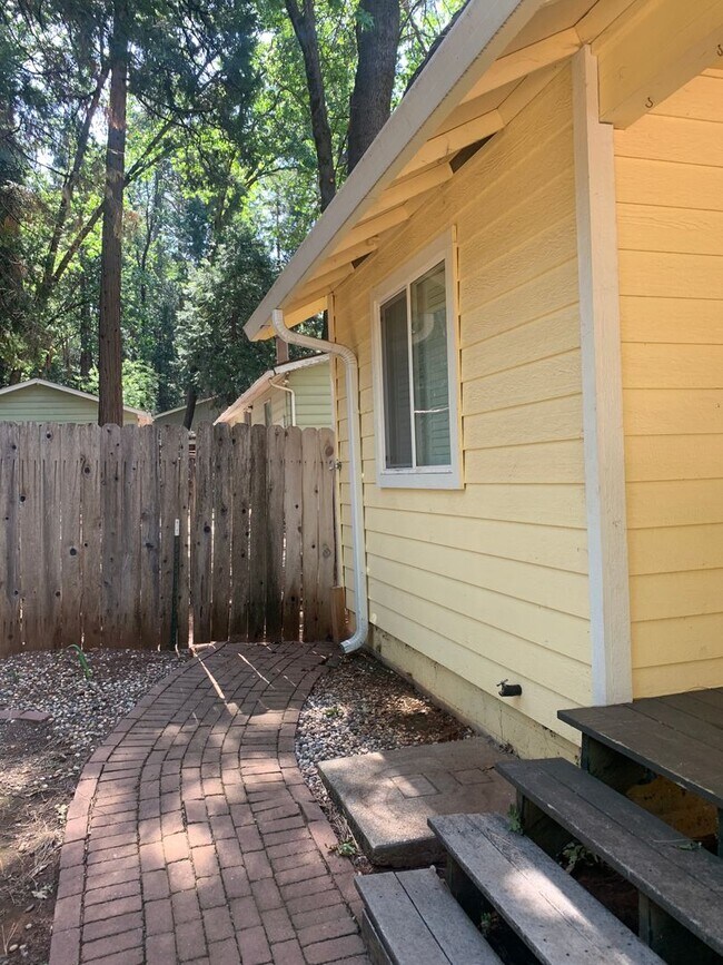 Building Photo - Beautiful Move in Ready 3 bedroom 2 bath home in Established neighborhood