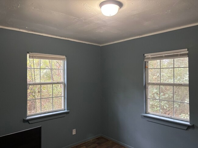 Building Photo - 2406 Country Club Dr