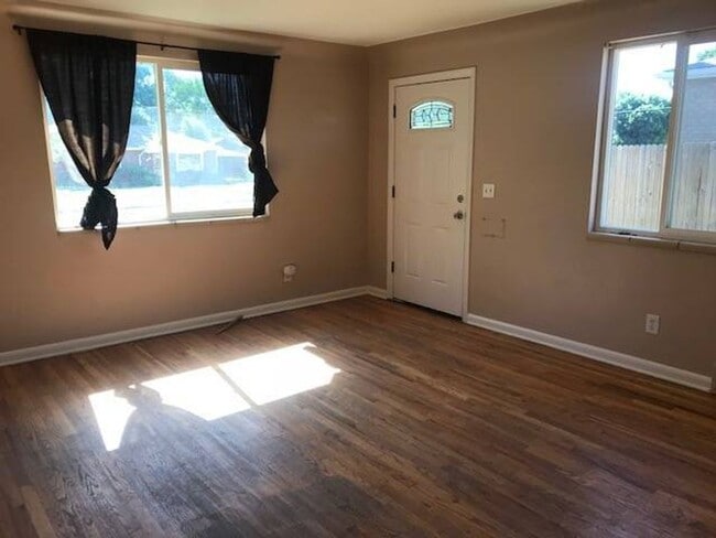 Building Photo - Updated 2 bed 1 bath duplex in Park Hill!