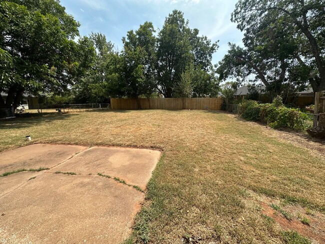 Building Photo - 3 Bed 1 Bath Brick Home with 1 Car Garage