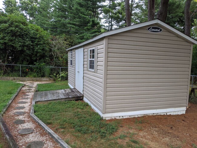 Building Photo - Spacious Home in McBryde Village next to V...
