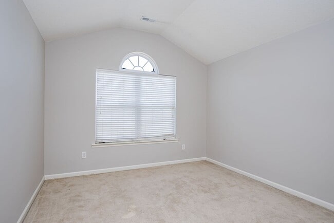 Building Photo - Beautiful Chesterfield Home Is Ready For Y...
