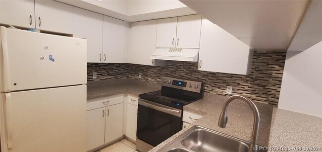 Building Photo - 470 S Park Rd