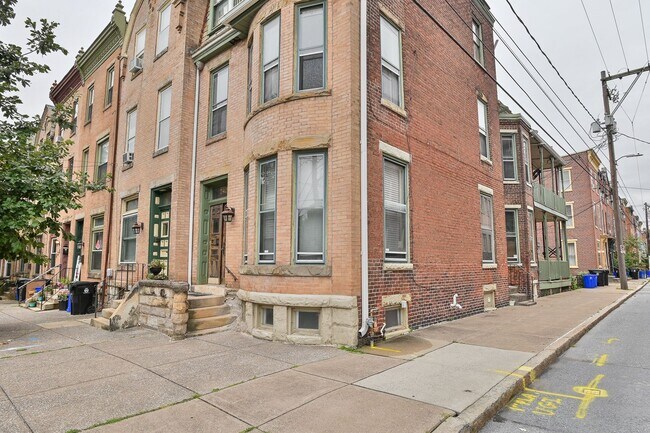 Primary Photo - 242 Harris St