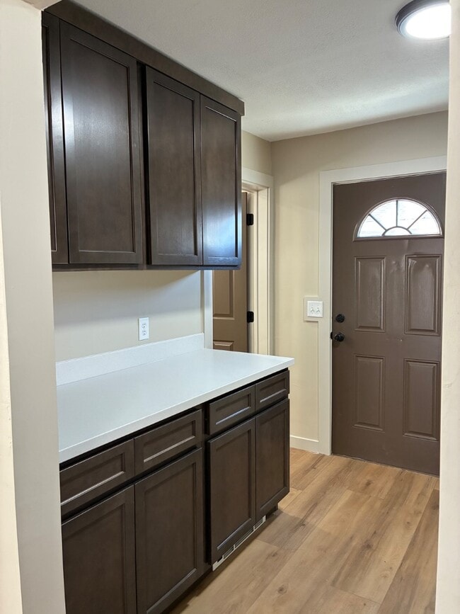 Building Photo - 910 Conant Ave