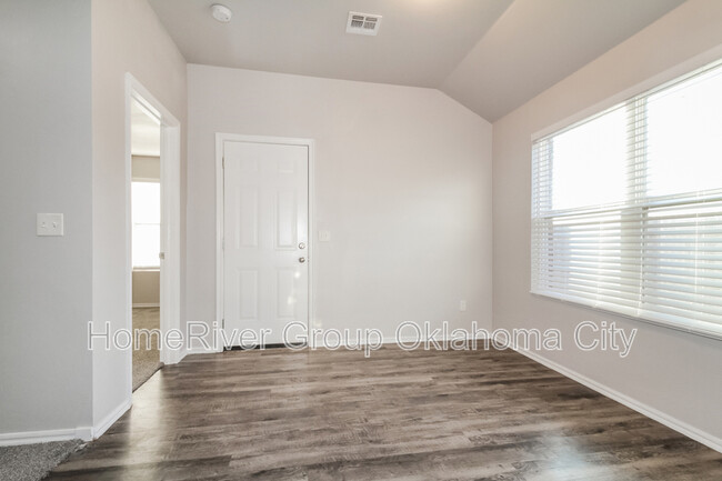 Building Photo - 2025 Bosc Dr