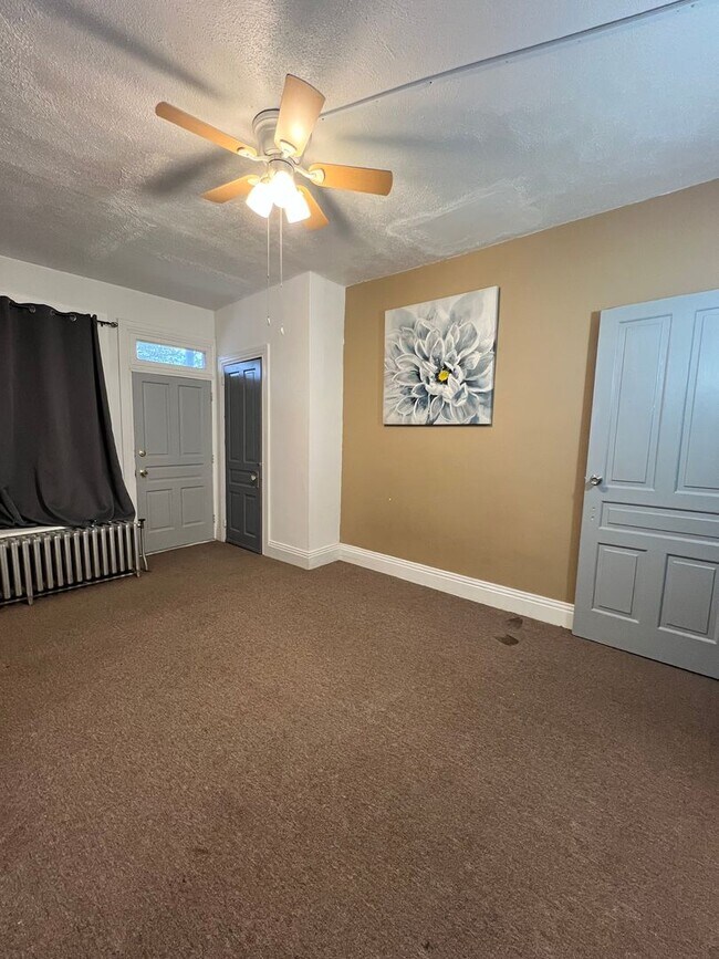 Building Photo - 5 Bedroom 1 Bath Home Available