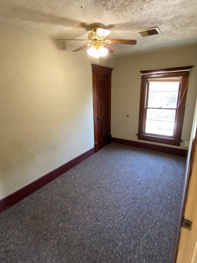 Building Photo - 619 N Washington St