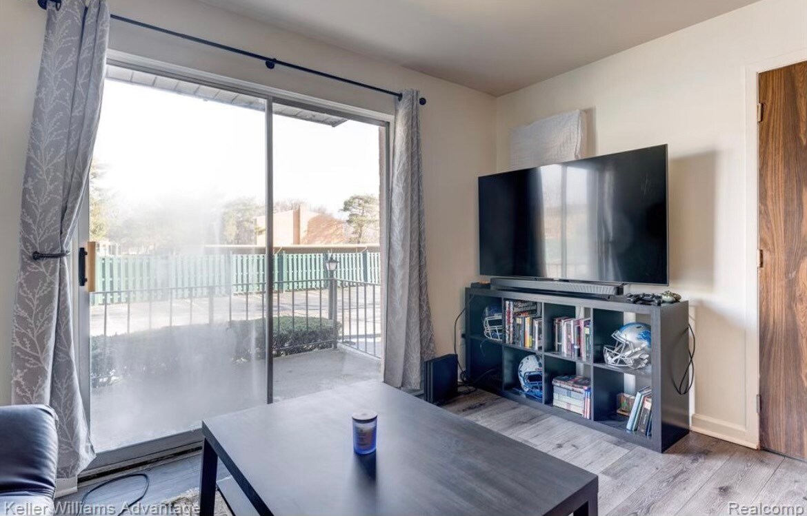 Building Photo - 1968 Axtell Dr