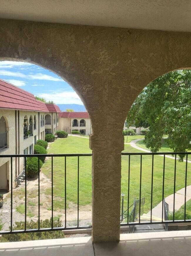 Building Photo - 827 Country Club Dr SE