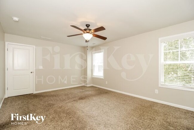 Building Photo - 28 E Newnan Rd
