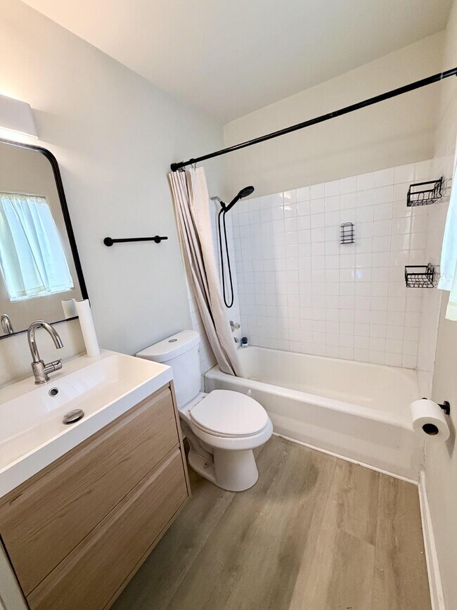 Building Photo - "Spacious 2-Bed, 2-Bath Oasis in Lake Worth Beach - Your Perfect Retreat Awaits!"
