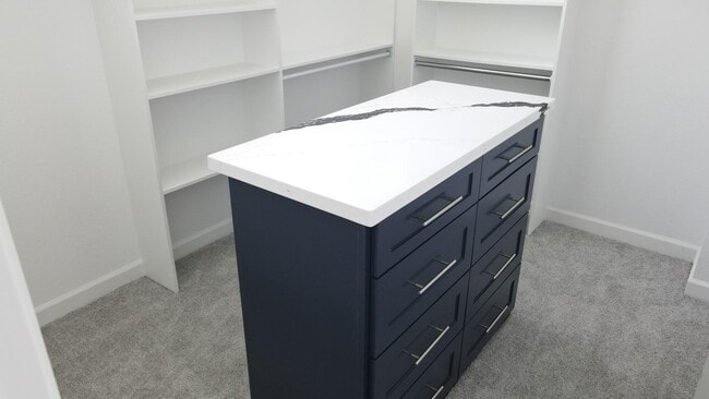 Building Photo - 5126 Lyndhurst Dr