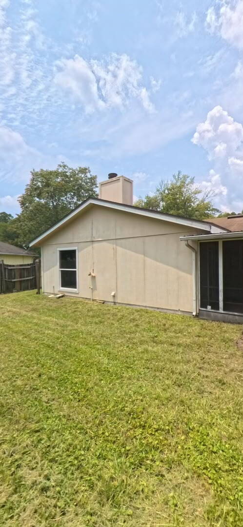 Building Photo - "Charming 3-Bedroom Haven with 2 Baths in the Heart of Orange Park – 1684 Sq Ft of Comfort!"