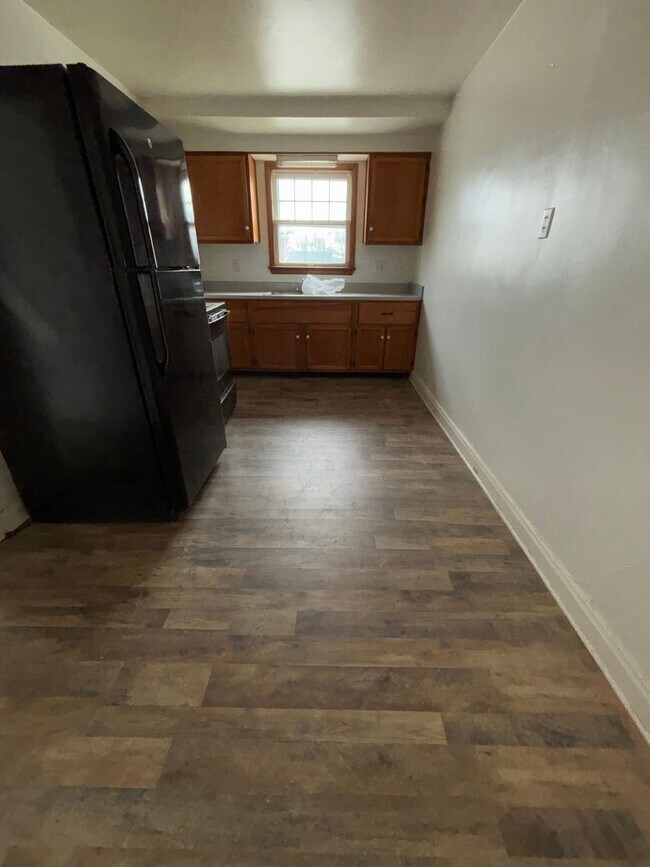 Building Photo - 512 E Hillcrest Ave