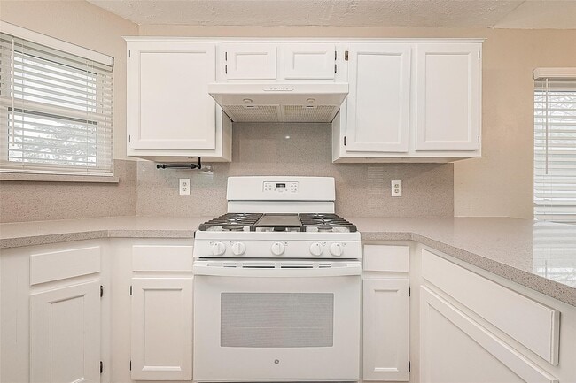 Building Photo - 9247 Autumnsong Dr