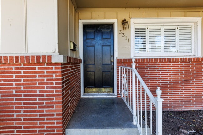 Building Photo - Cute House Convenient to Campus, Shopping,...