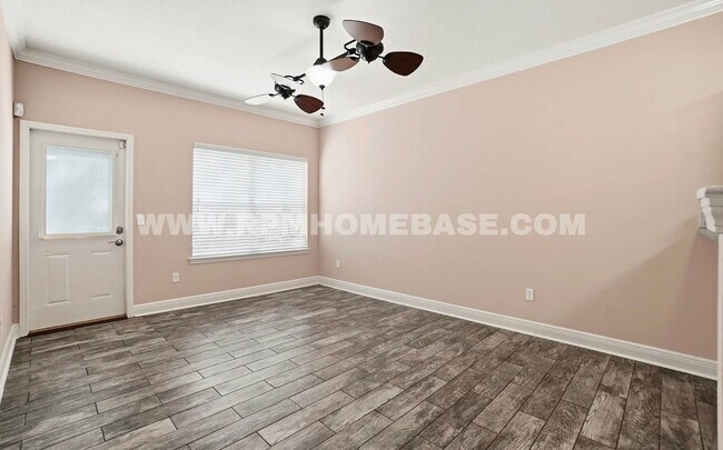 Building Photo - Contemporary 3 Bed 3 Bath Townhome Just 4 Miles from Navarre Beach