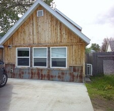 Building Photo - Cute studio Apartment