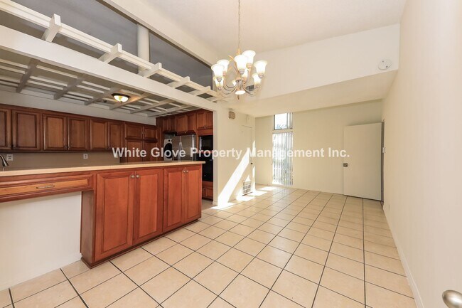 Building Photo - Spacious 4 Bedroom Anaheim Home