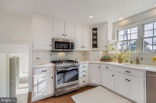 Building Photo - 119 E Padonia Rd