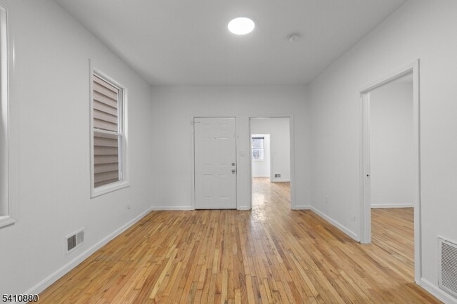 Building Photo - 552 Franklin St