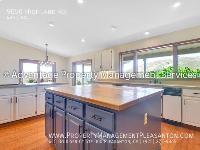 Building Photo - Unique 4 Bed / 3 Bath 3,484 Sq Ft Home off...