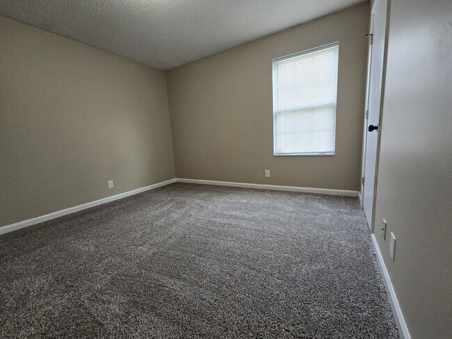 Building Photo - 3 Bedroom 2 Bathroom Home