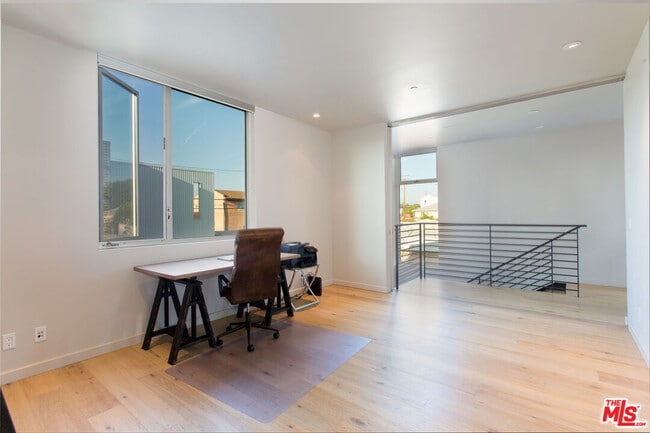 Building Photo - 709 Flower Ave