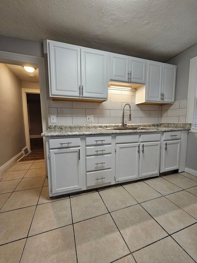 Building Photo - 3 Bed - 1 Full Bath Colonial available for...