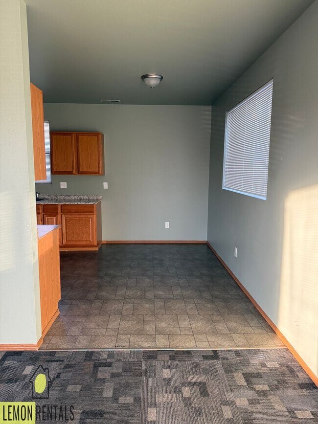 Building Photo - 1215 Ledwich Ave