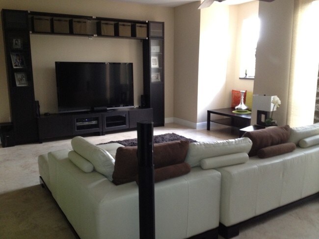 Building Photo - 2725 NE 8th Ave