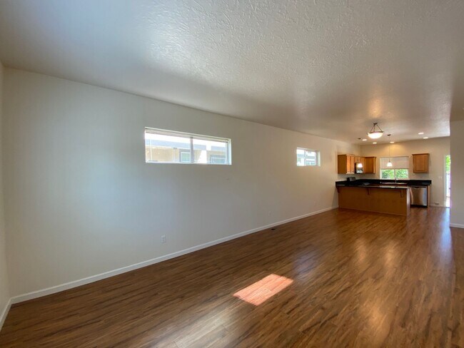Building Photo - 1011 Coburg Rd