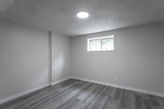 Building Photo - 833 Sylvan Dr