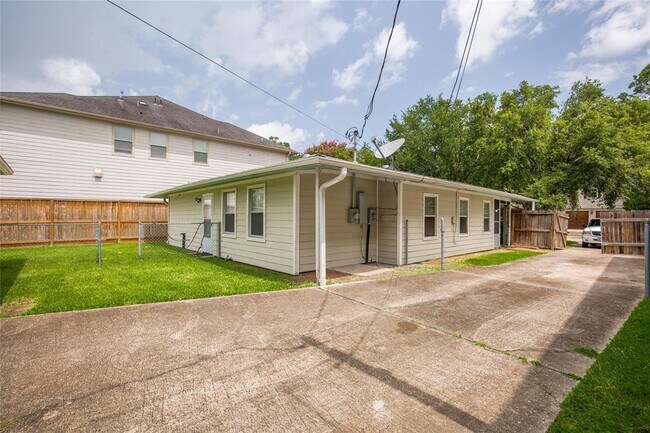 Building Photo - 1005 Rosepoint Dr