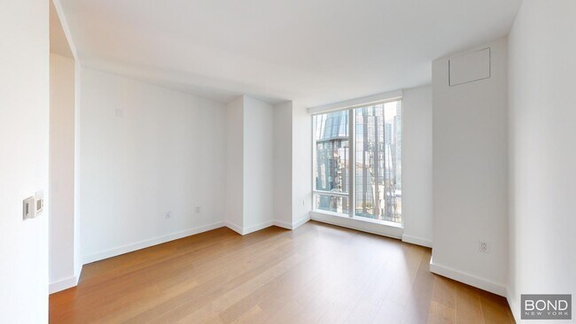 Building Photo - 400 W 61st St