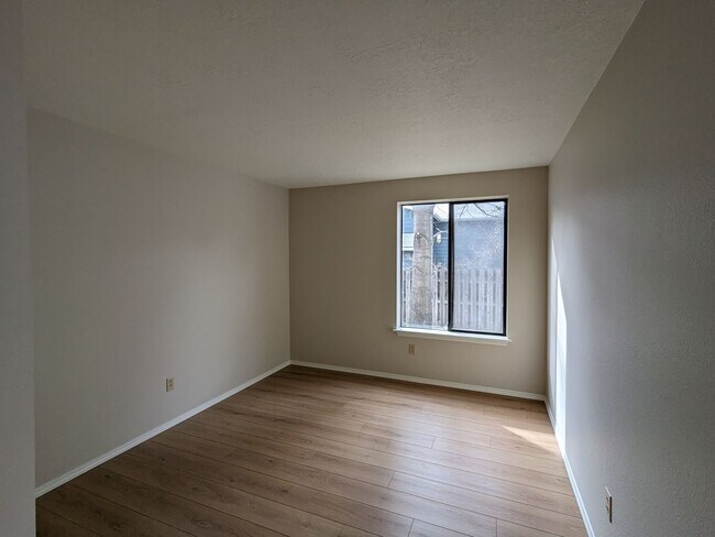 Building Photo - Charming 3x2 on Cul-de-sac with a double-car garage and fenced backyard near Hollinshead Park in ...