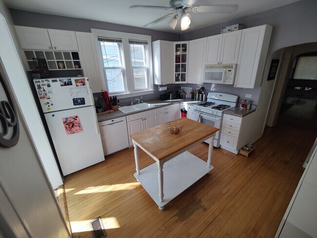 Building Photo - 3547 N Marshfield Ave