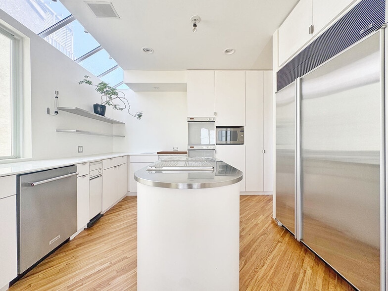 Building Photo - 3505 Ocean Front Walk