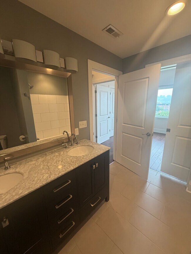 Building Photo - Luxury 3 Bedroom Condo in the Heart of Lawrenceville