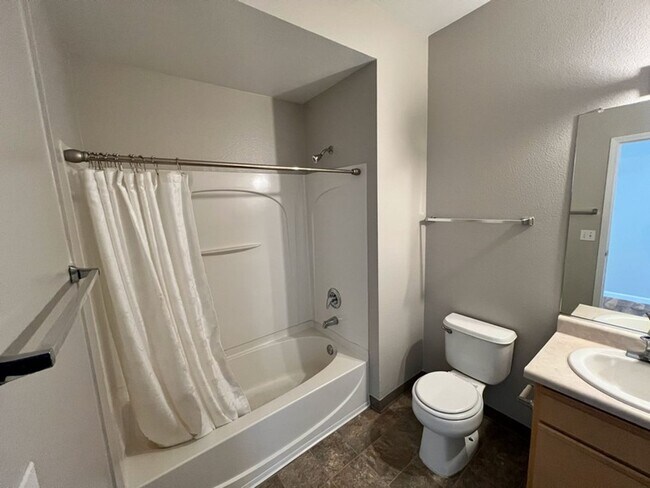 Building Photo - Silver Creek Condo- Three Bedroom Two Bath