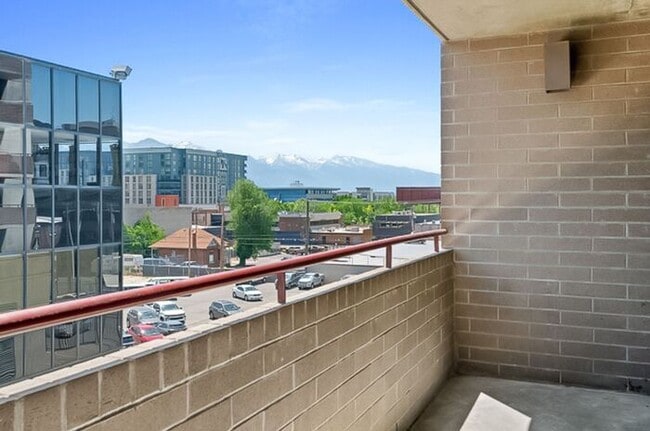 Building Photo - 2BR Condo w/ Covered Parking and Balcony Views at Broadway Towers