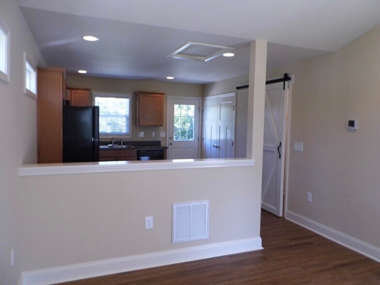 Open, bright and airy - 2312-A Belle Ave NE
