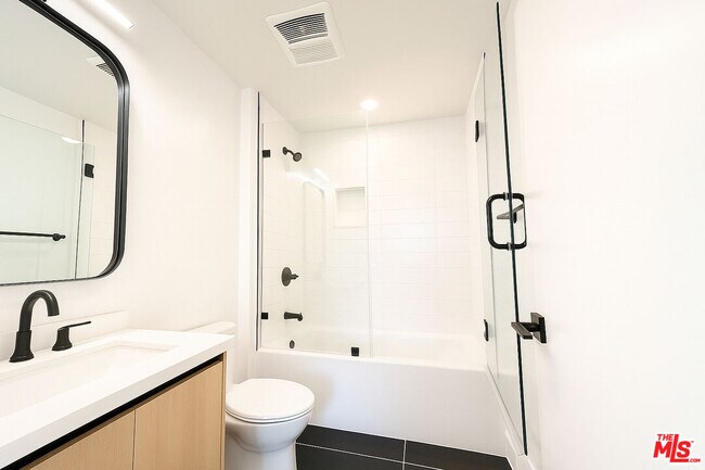 Building Photo - 5813 Lexington Ave